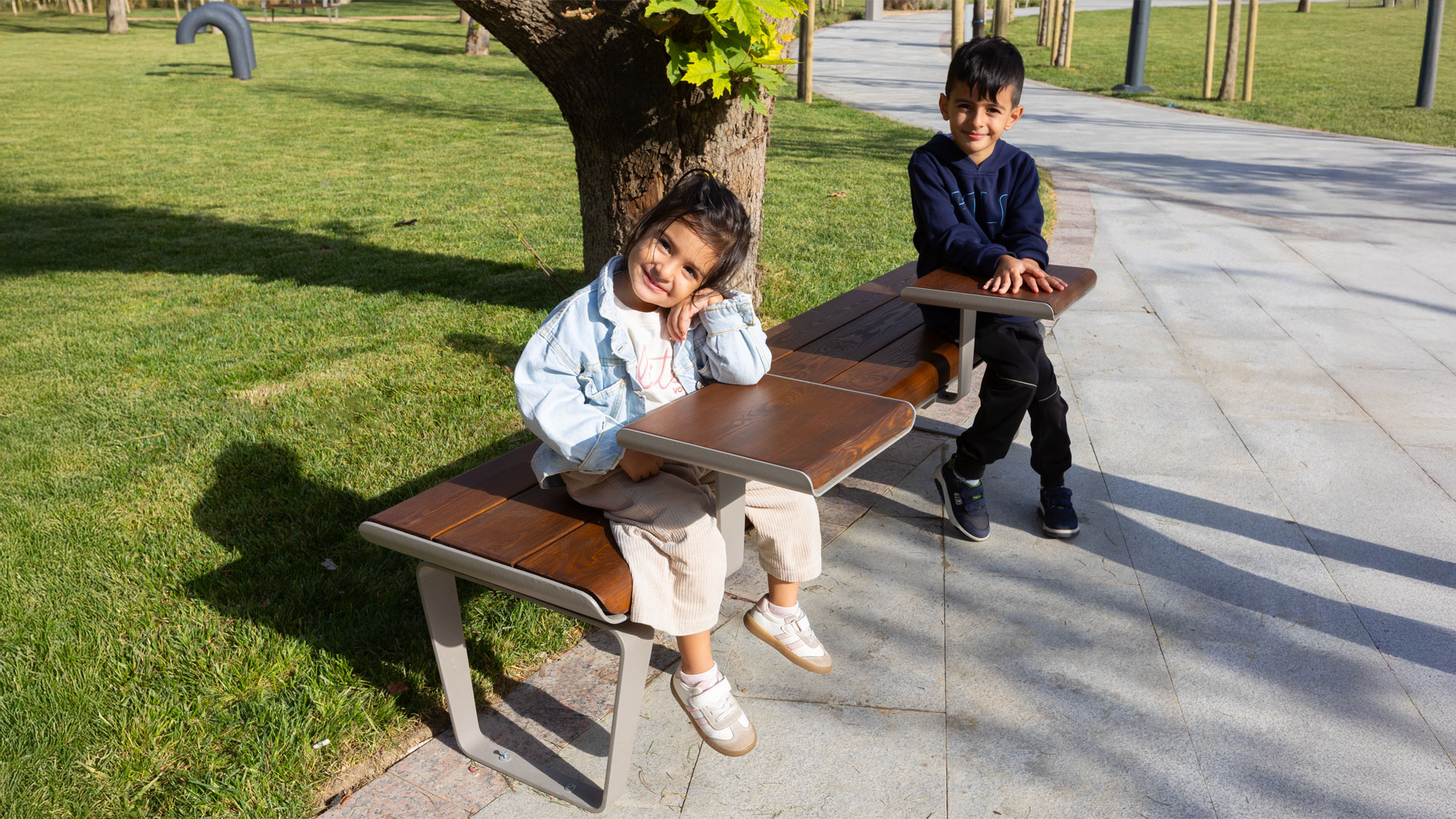 Plain Bench with coffee Stand · Bancos - IDEA.AZ