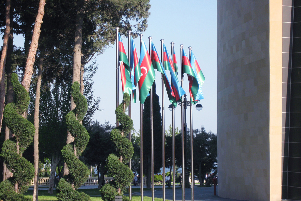 Baku Business Center · Astas de bandera - IDEA.AZ