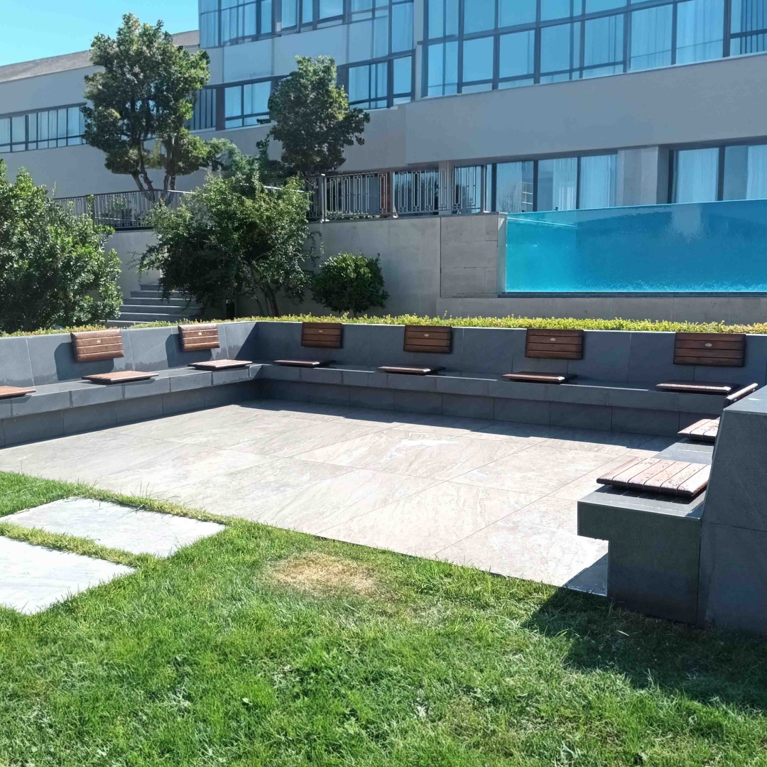 Seating on concrete · Bancos personalizados - IDEA.AZ