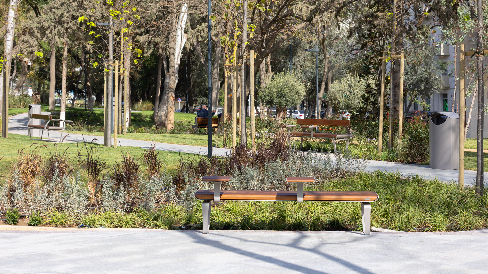 Plain Bench with coffee Stand · Bancos - IDEA.AZ