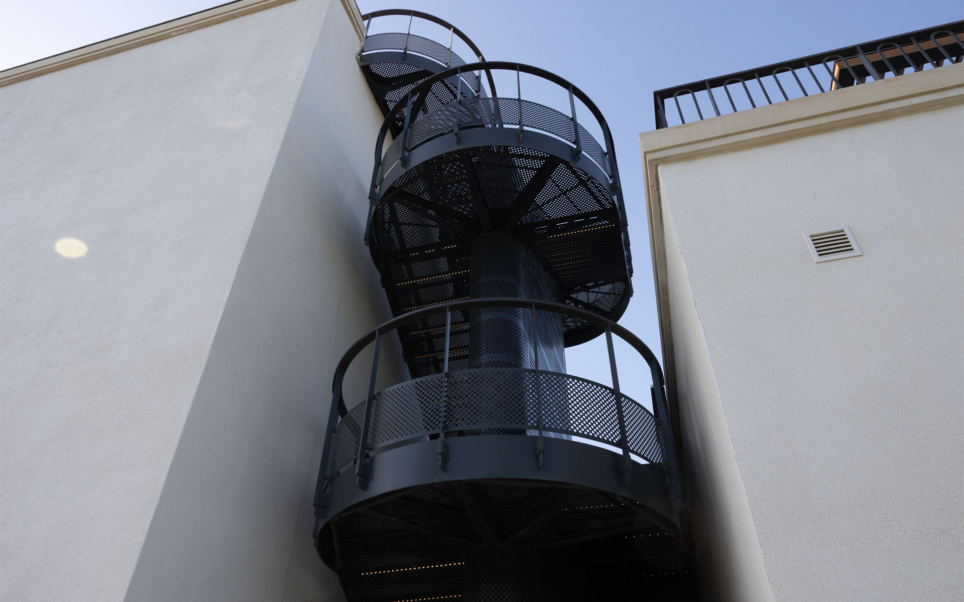 Escalera Arquitectónica · Proyectos a Medida - IDEA.AZ