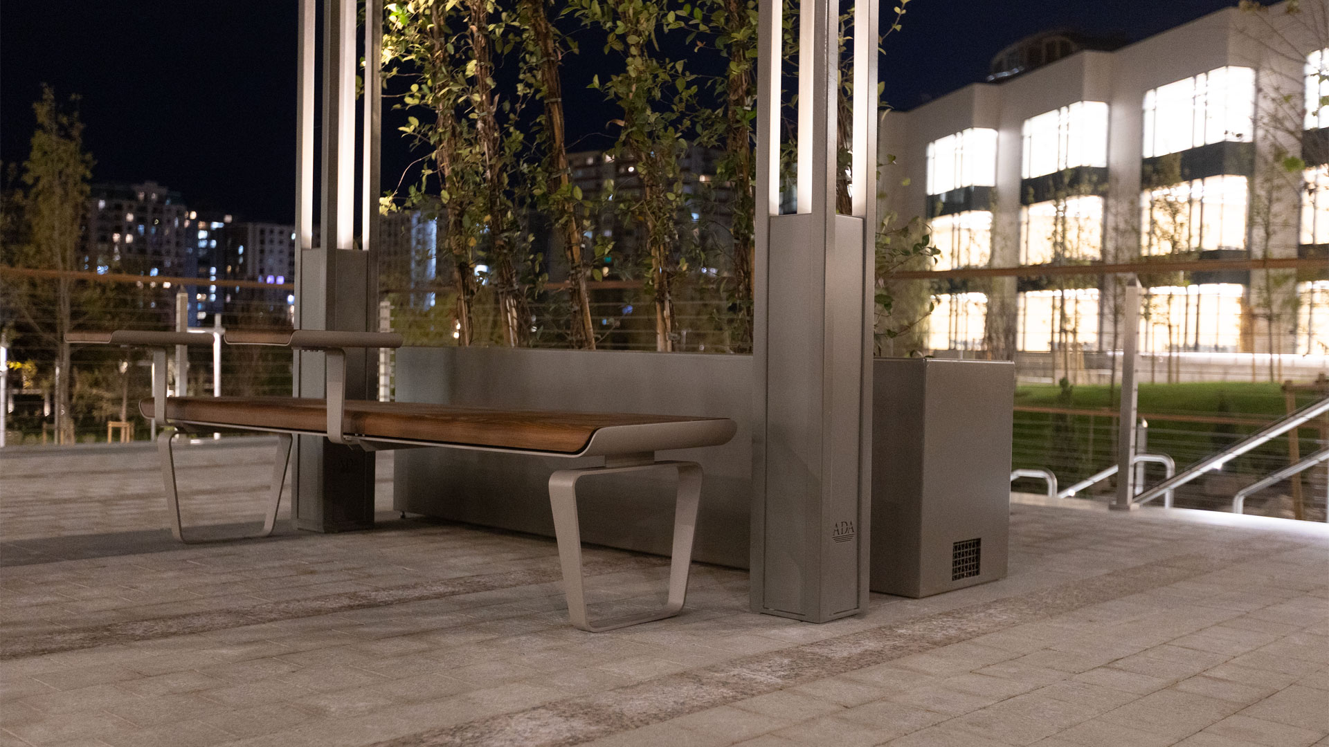 Plain Bench with coffee Stand · Bancos - IDEA.AZ