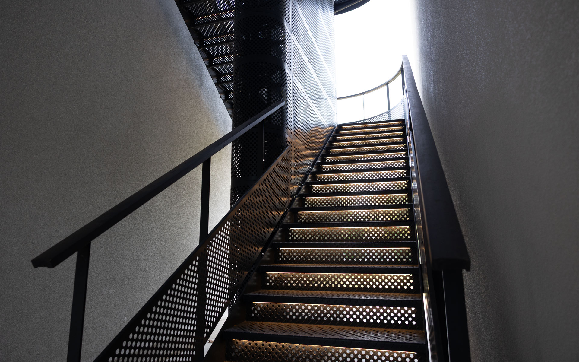 Escalera Arquitectónica · Proyectos a Medida - IDEA.AZ