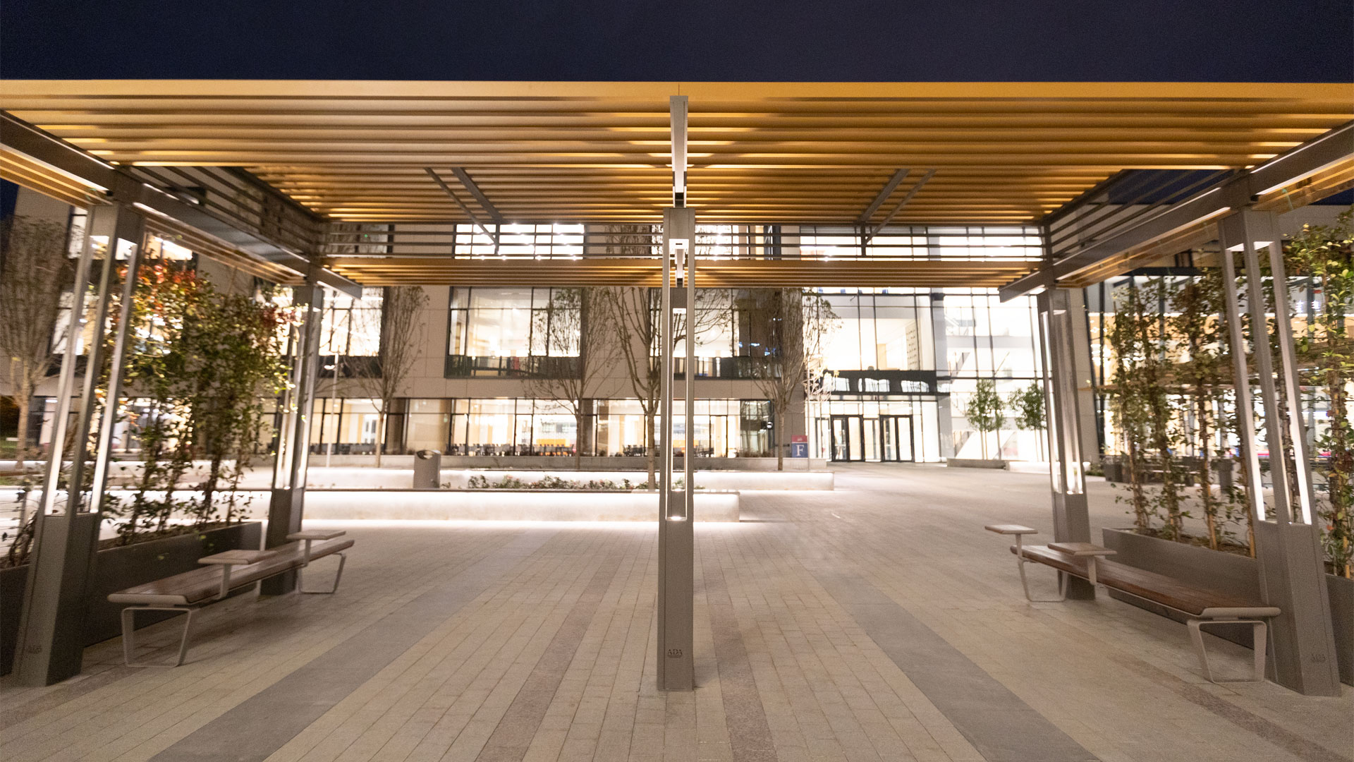 Plain Bench with coffee Stand · Bancos - IDEA.AZ
