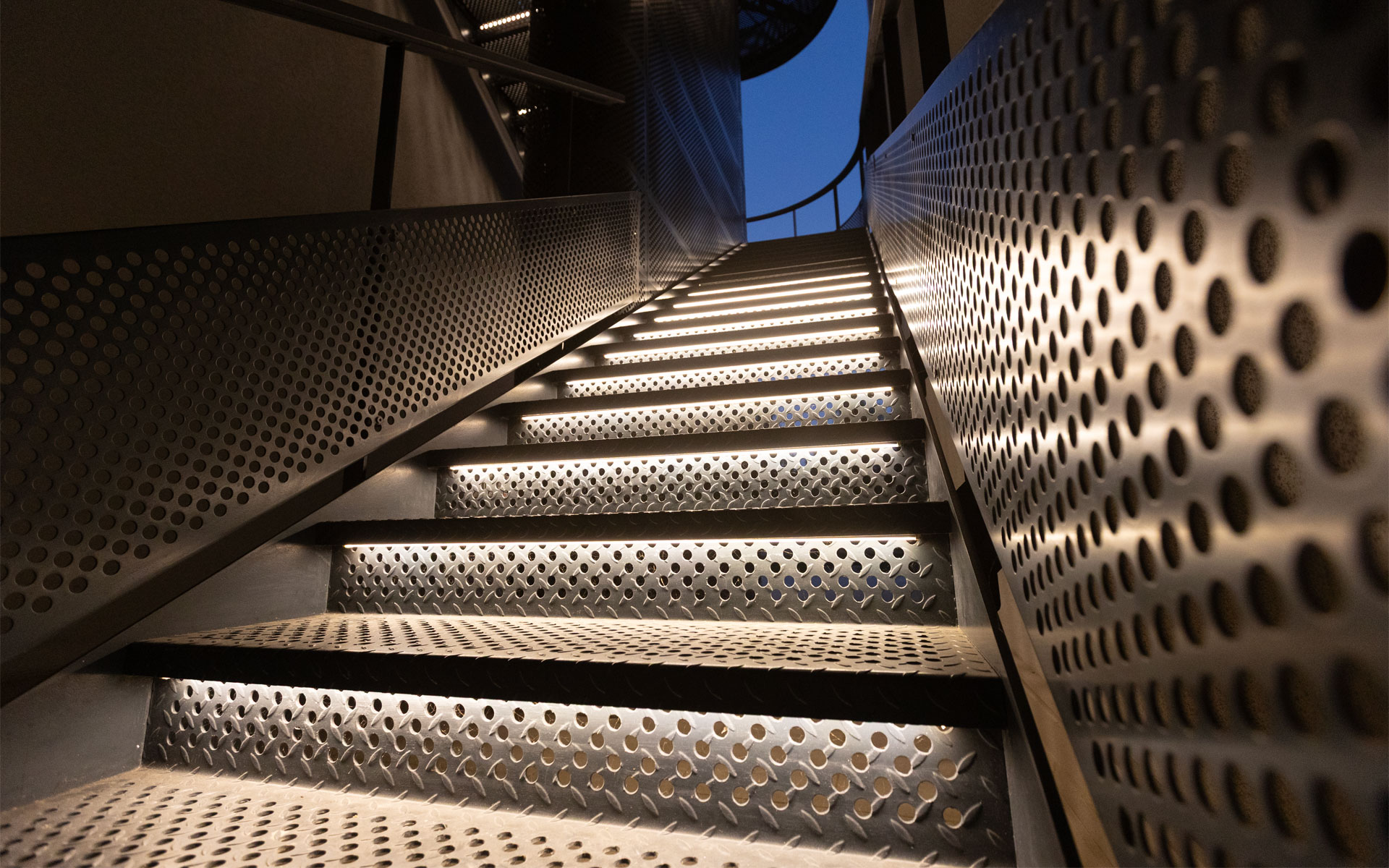 Escalera Arquitectónica · Proyectos a Medida - IDEA.AZ